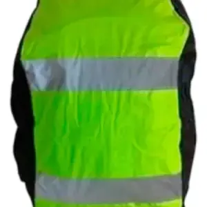 Funda impermeable verde brillante con dos bandas reflectivas grises horizontales, bordes negros y tela arrugada.