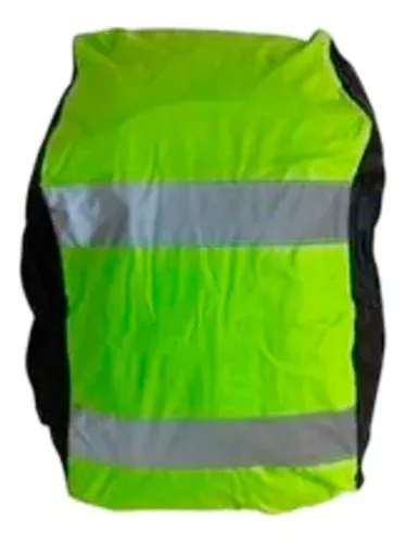 Funda impermeable verde brillante con dos bandas reflectivas grises horizontales, bordes negros y tela arrugada.