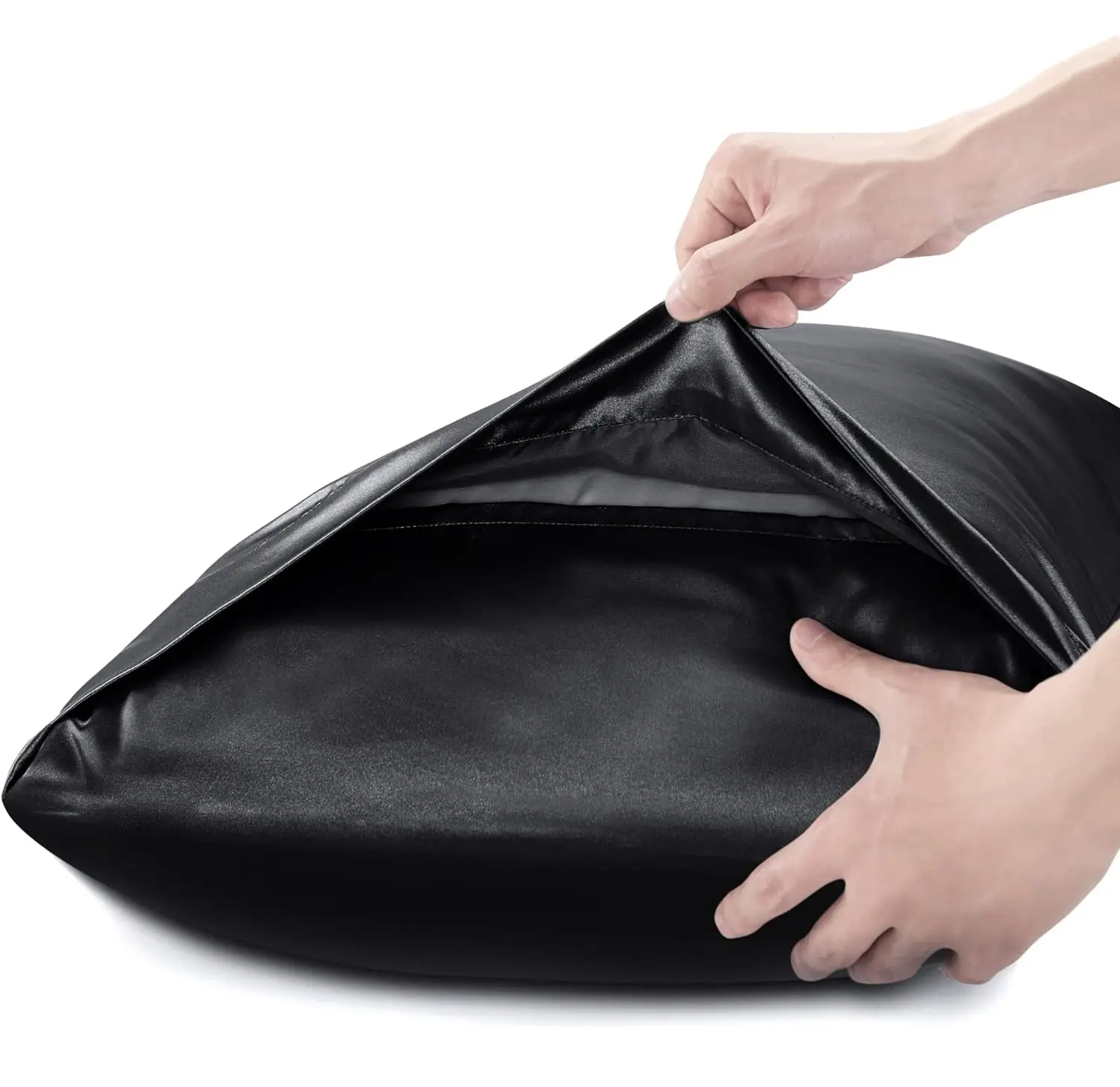 Funda para almohada de satín negro anti frizz, siendo abierta por unas manos para mostrar su interior suave y brillante.