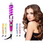 Rizador de cabello color fucsia con guía en espiral y cable negro, acompañado de variaciones en otros tonos y una modelo con rizos definidos.