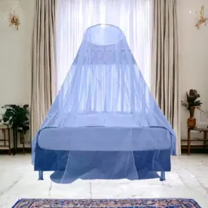 Toldillo azul de aro portátil para cama, con malla fina protectora contra insectos, suspendido sobre una habitación con cortinas y alfombra estampada.