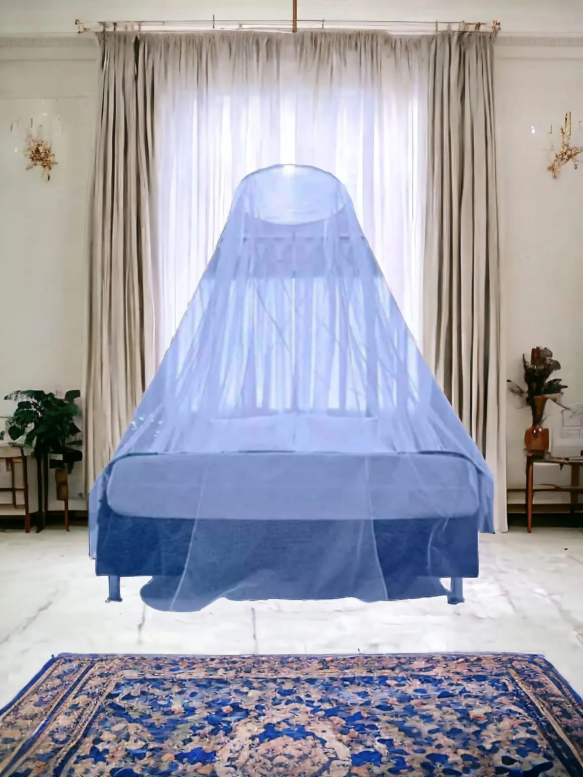 Toldillo azul de aro portátil para cama, con malla fina protectora contra insectos, suspendido sobre una habitación con cortinas y alfombra estampada.