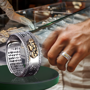 Anillo ancho de acero plateado con figura Pixiu dorada y patrón griego, con grabado interno, mostrado en primer plano y en uso.