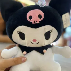 Peluche Kuromi suave y coleccionable - Decora tu espacio y abraza con comodidad