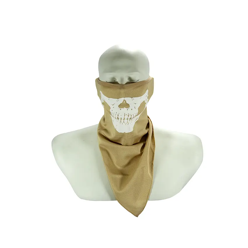Cuellero táctico beige microperforado con estampado blanco de calavera en la parte frontal, sobre maniquí gris.