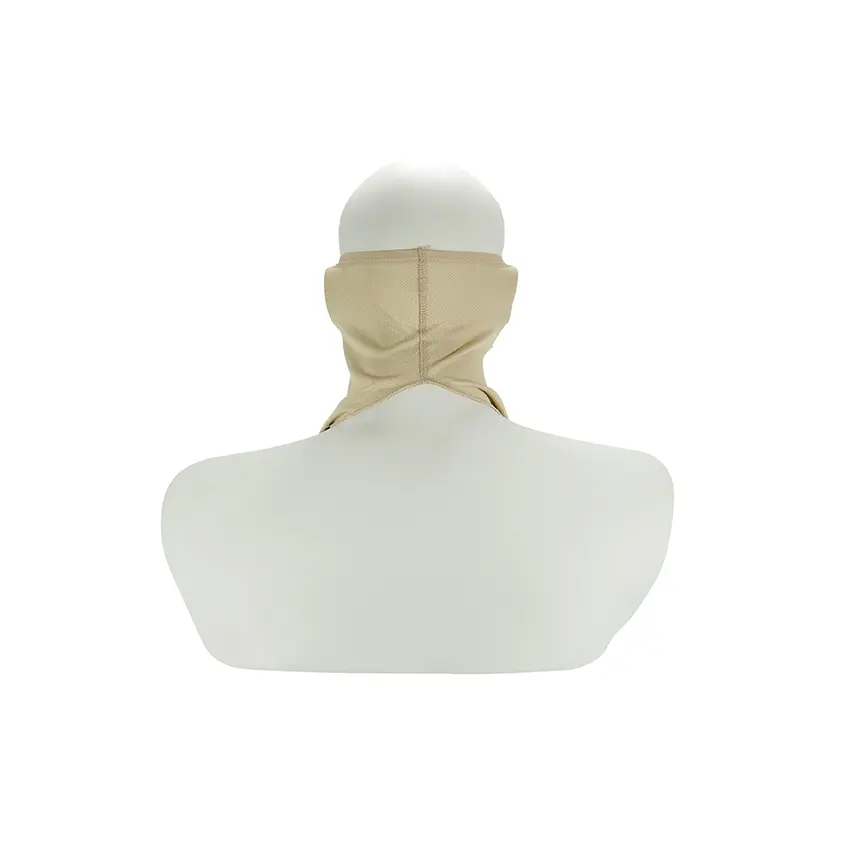 Cuellero táctico beige microperforado de algodón, visto desde la parte posterior sobre un maniquí blanco, mostrando el diseño envolvente para el cuello.