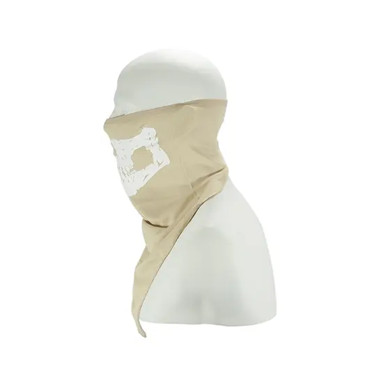 Cuellero táctico de algodón microperforado en color beige con estampado de cráneo blanco, visto de perfil sobre maniquí.