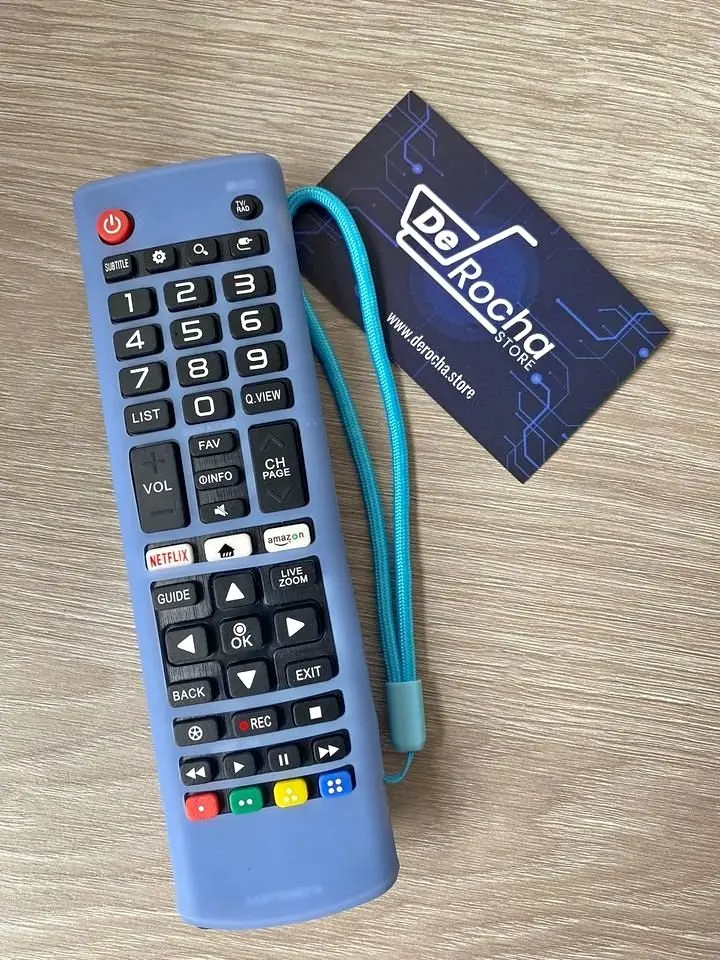 Funda de silicona azul claro para control remoto LG clásico con cordón turquesa y tarjeta de tienda al lado sobre superficie de madera