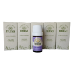 Frasco de aceite esencial de lavanda de 5 ml con etiqueta morada, acompañado de cuatro cajas de empaque en cartón rústico.