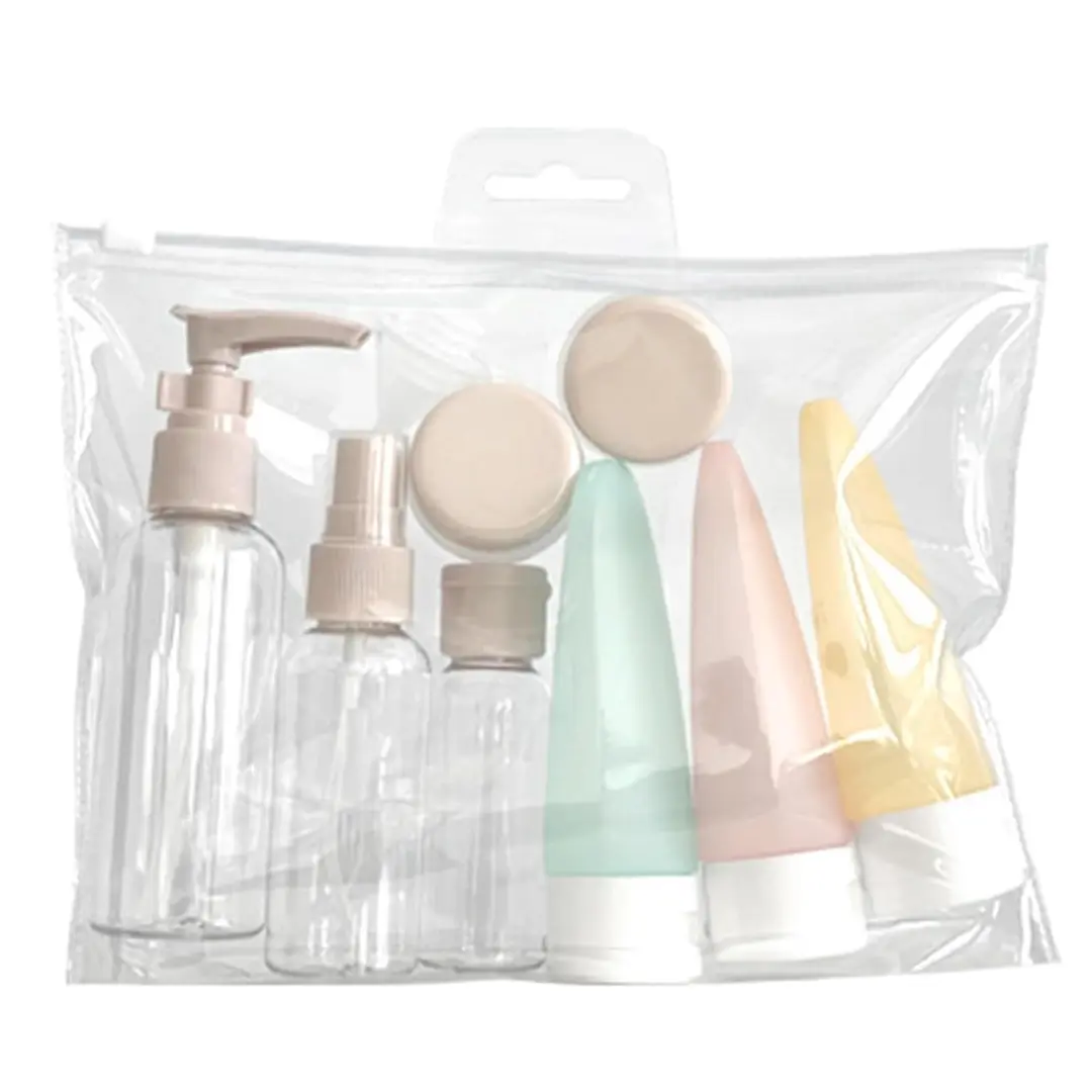 Bolsa transparente con kit de viaje de once piezas que incluye botellas con dosificador, spray, tarros y tubos de silicona en tonos pastel.