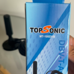 Antena de TV digital negra con base magnética redonda, cable integrado y su caja de empaque azul con modelo MT-100DVB impreso.