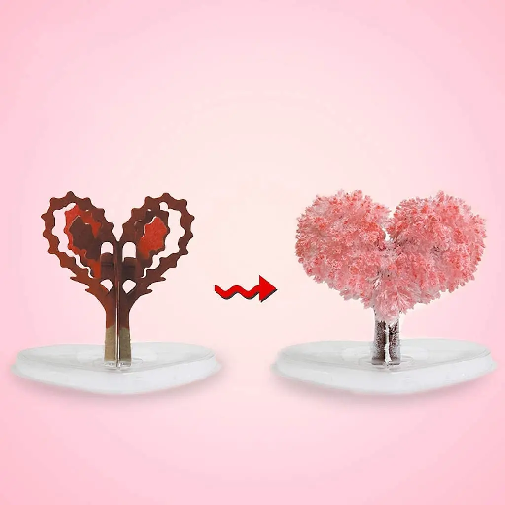 Proceso de crecimiento de árbol de cristales en forma de corazón: de estructura marrón a cobertura de cristales rosados sobre base blanca.