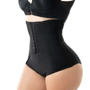 Panty de control negro de cintura alta con cierre frontal de ganchos, diseñado para moldear el abdomen y estilizar la silueta.