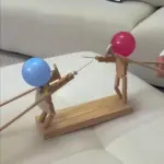 Set x2 marionetas de madera para esgrima con globos azul y rojo, figuras articuladas y espadas para duelo interactivo sin pantallas.