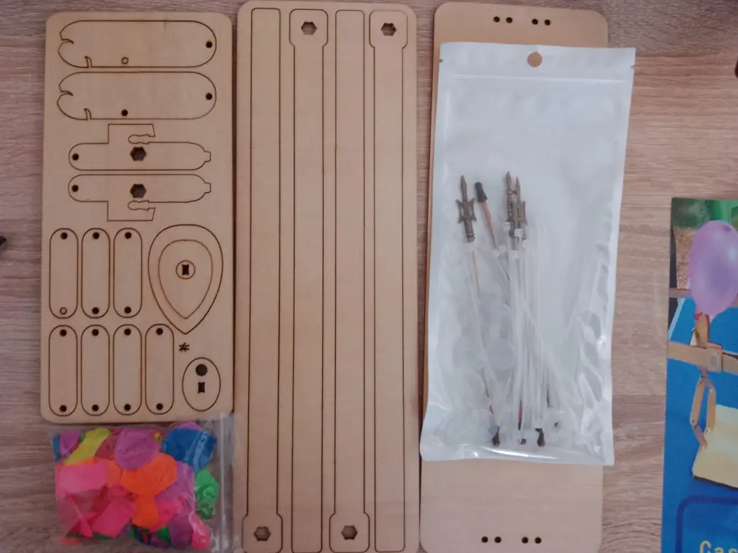 Kit de marionetas de esgrima en madera MDF con planchas cortadas a láser, palos de soporte transparentes, accesorios y globos de colores para ensamblar.