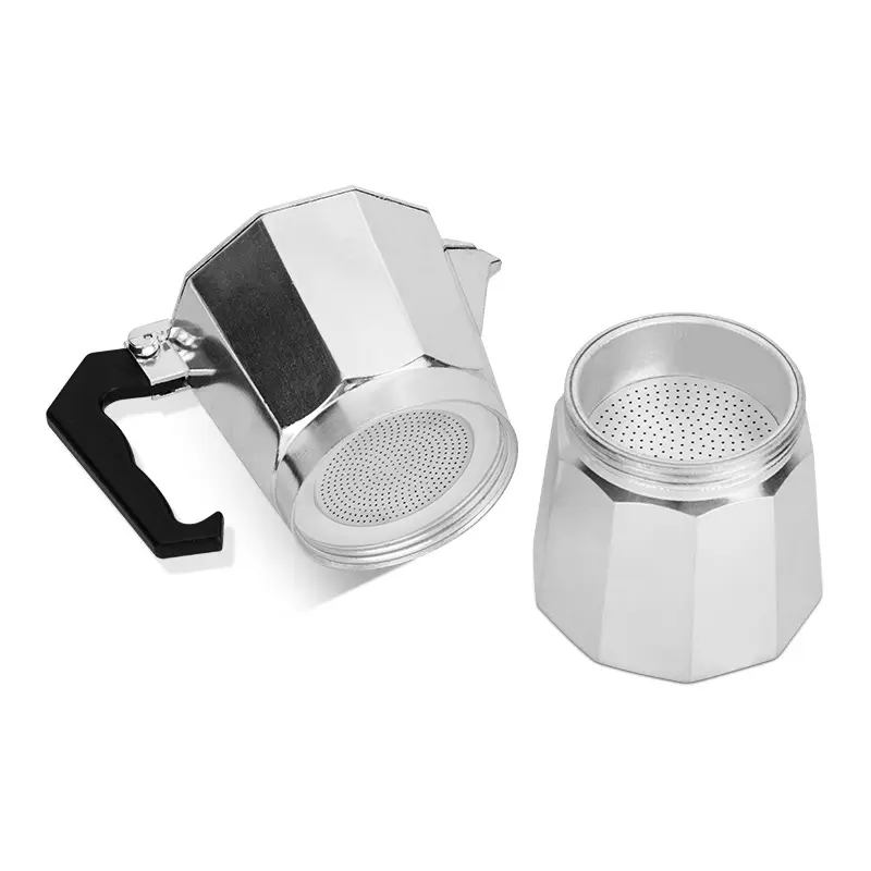 Cafetera Moka de 60 ml en aluminio plateado, desarmada mostrando la jarra con mango negro y la base con filtro interno perforado.