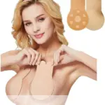 Mujer rubia aplicando par de sujetadores adhesivos color piel con diseño de orejas de conejo para levantamiento de busto sin tirantes