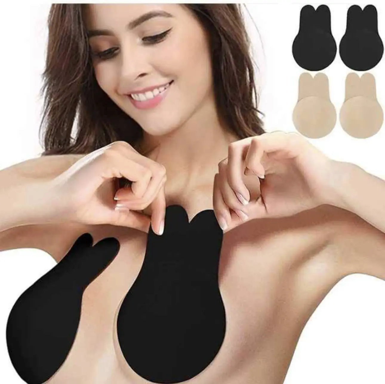 Mujer sonriente aplicando brasier invisible adhesivo negro en forma de conejito con efecto push up, mostrando dos pares adicionales en color negro y beige.