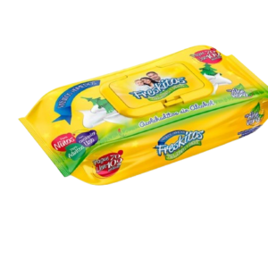 Empaque amarillo de toallas húmedas Freskitos con aloe vera y diseño de hojas verdes, mostrado en ángulo de tres cuartos.
