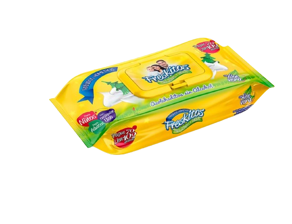 Empaque amarillo de toallas húmedas Freskitos con aloe vera y diseño de hojas verdes, mostrado en ángulo de tres cuartos.