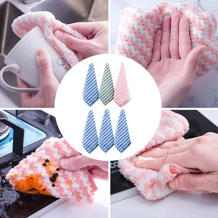 Paños de limpieza de microfibra texturizada en tonos rosa, azul y verde, usados para secar tazas y limpiar superficies de cocina.