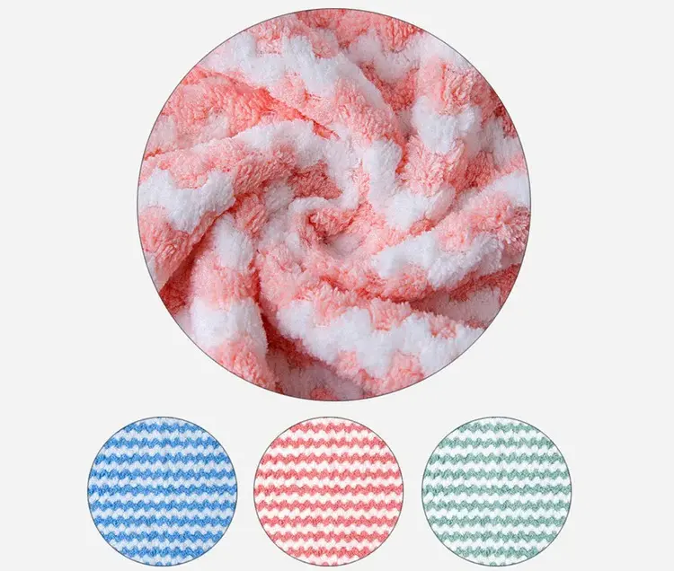 Set de tres paños de microfibra absorbente con textura esponjosa y diseño de líneas en tonos azul, rosado y verde.