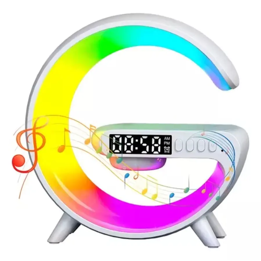 Reloj despertador LED en forma de G con luz RGB multicolor, pantalla digital, base con patas de soporte y gráficos musicales decorativos.