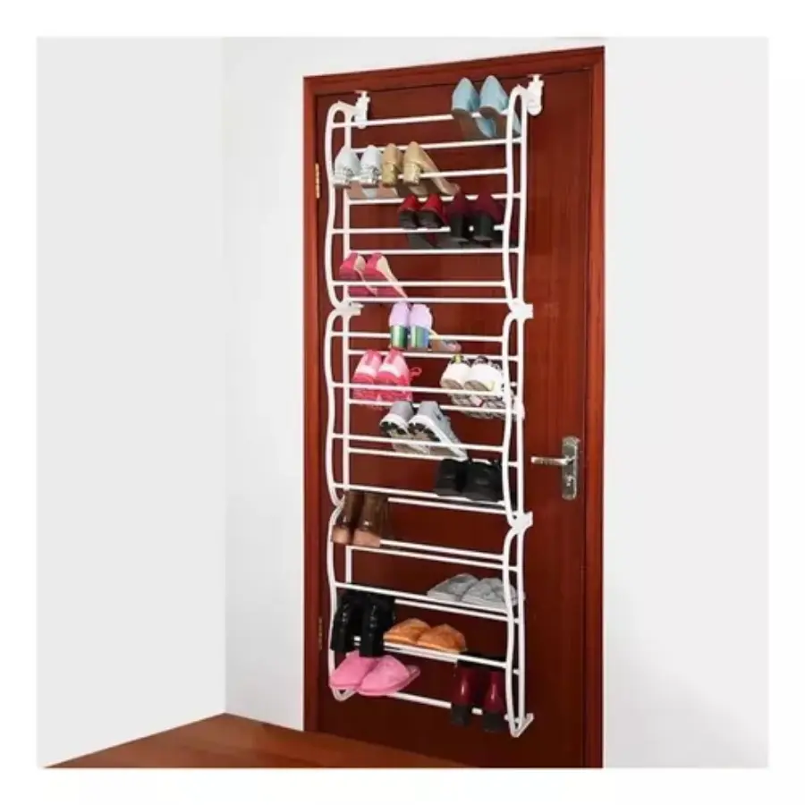 Organizador de zapatos colgante blanco para puerta, con múltiples niveles que almacenan diversos tipos de calzado, instalado en una puerta de madera.