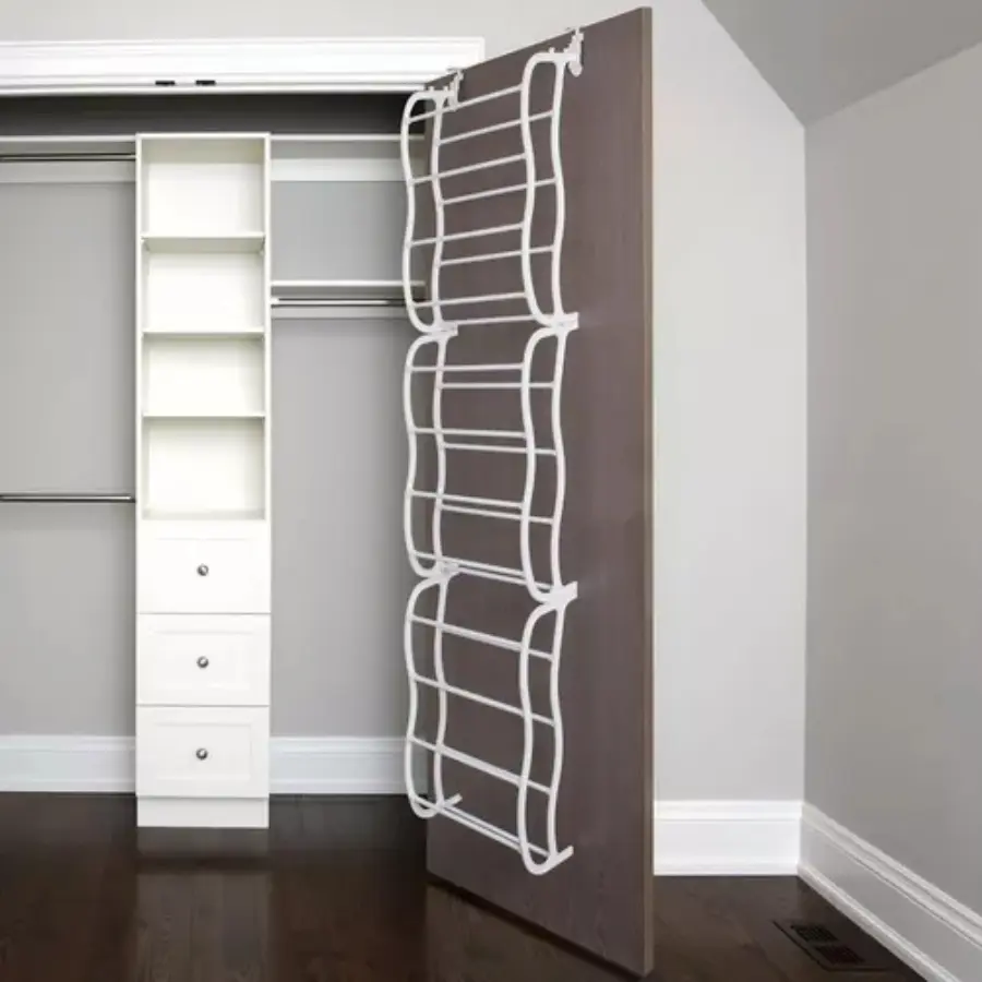 Organizador colgante de zapatos blanco de metal con tres niveles, instalado en la parte posterior de una puerta de closet café.