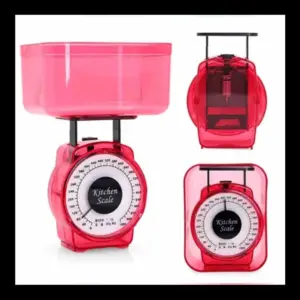 Balanza gramera analógica rosa translúcida con dial blanco y recipiente plástico. Se muestran tres vistas: con bowl, de perfil y frontal.