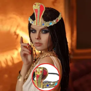 Diadema egipcia dorada con cobra roja erguida, gemas de colores y ajuste elástico para disfraz.