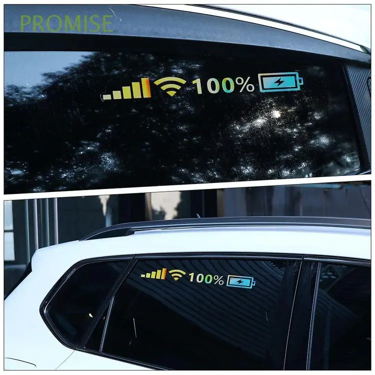 Sticker reflectivo holográfico para carro con diseño de señal, wifi y batería al 100 por ciento aplicado en la ventanilla lateral.