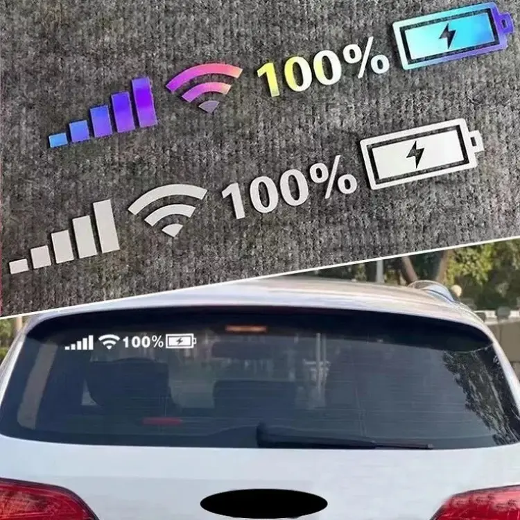 Set de tres stickers reflectivos plateados con señal de wifi, señal móvil, texto 100 por ciento y batería con rayo, adheridos en la parte superior del vidrio trasero de un auto blanco.
