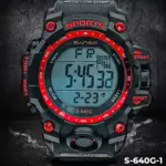 Reloj digital deportivo Sanse S-640G negro con detalles rojos, pantalla LCD de alta visibilidad y diseño robusto sobre fondo texturizado.