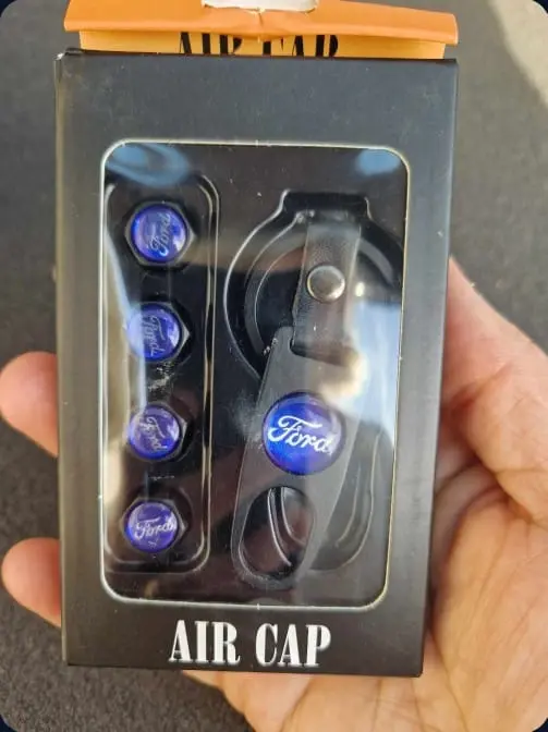 Set de cuatro tapas de válvula de aluminio azul para neumáticos y llavero con logo Ford en estuche negro.
