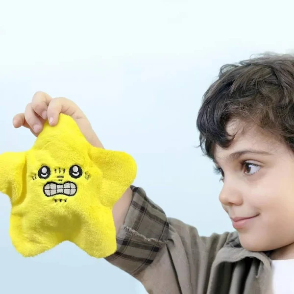 Peluche de estrella de mar amarilla con expresión enojada y textura suave, sostenido por un niño.