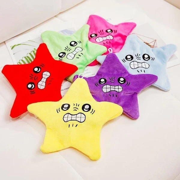 Peluches de estrella de mar con expresión de estrés en colores rojo, verde, rosa, azul, morado y amarillo, de textura suave y esponjosa.