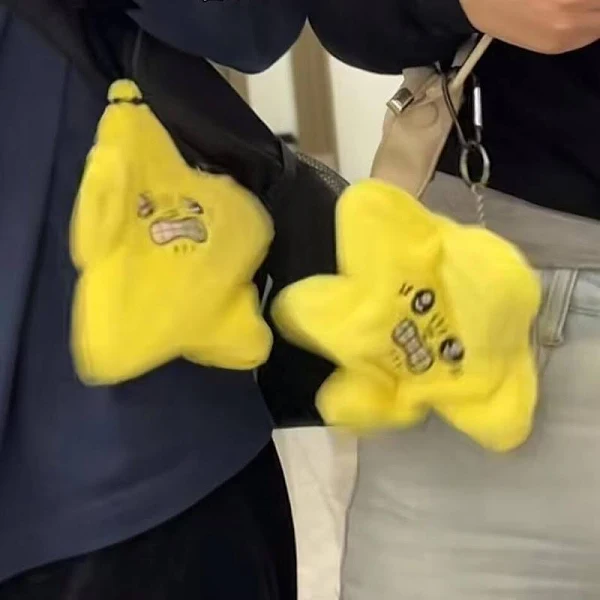 Par de peluches de estrella de mar amarilla con expresiones de enojo y sorpresa, textura suave, colgados de mochilas como accesorios.