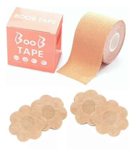 Cinta corporal adhesiva tono piel en rollo junto a su caja coral con letras blancas y cuatro protectores de pezones con forma floral.