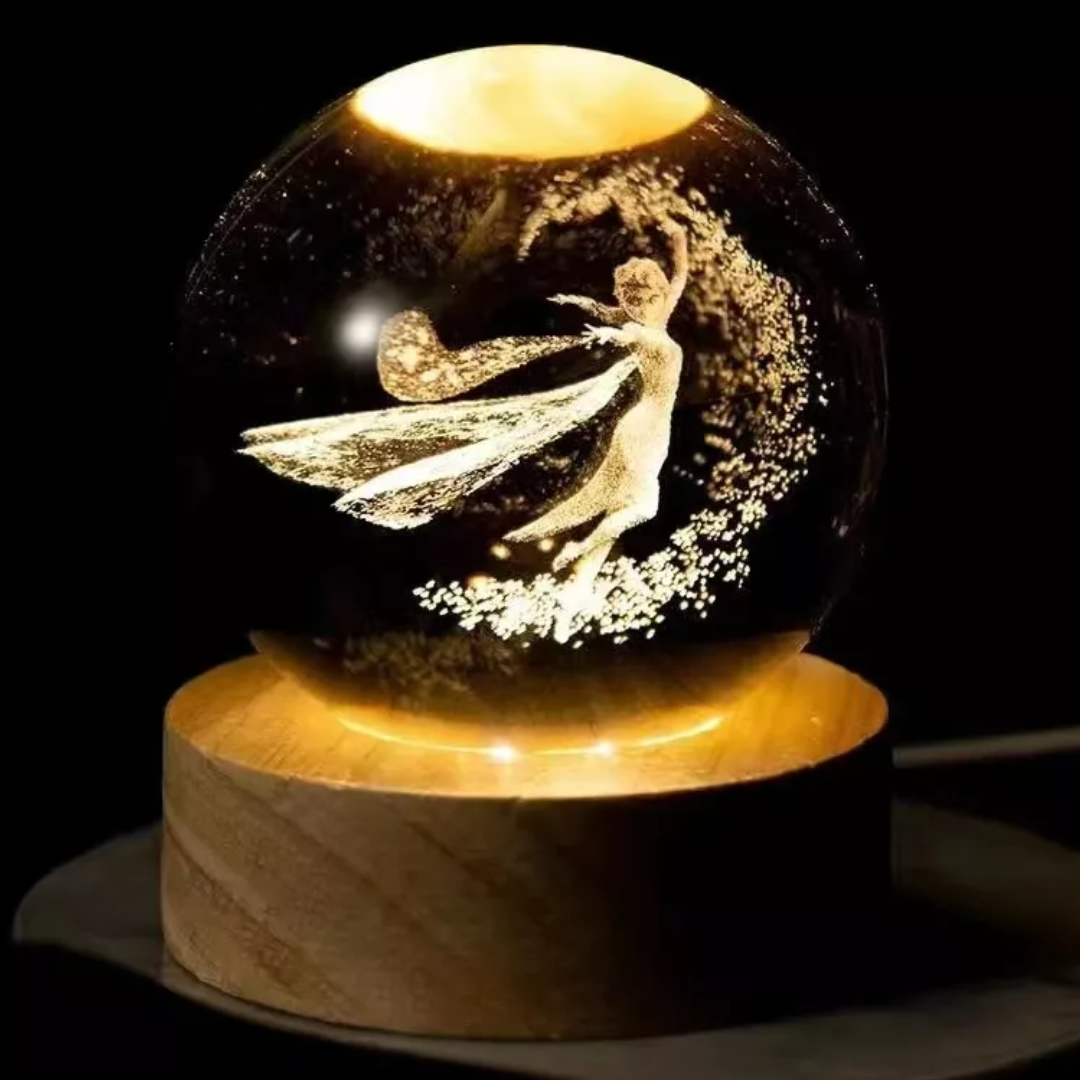 Lámpara de mesa con esfera de cristal grabada con figura de hada, base de madera circular iluminada con luz LED cálida, conexión USB para decoración.