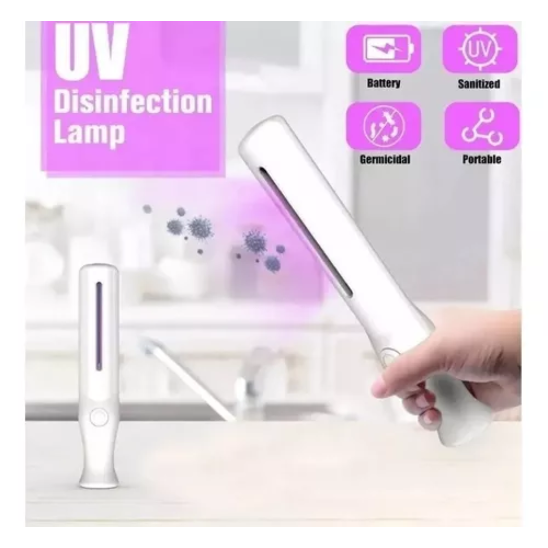 Lámpara UV de desinfección portátil color blanco con diseño ergonómico, mostrada de pie sobre una mesa y siendo sostenida por una mano.
