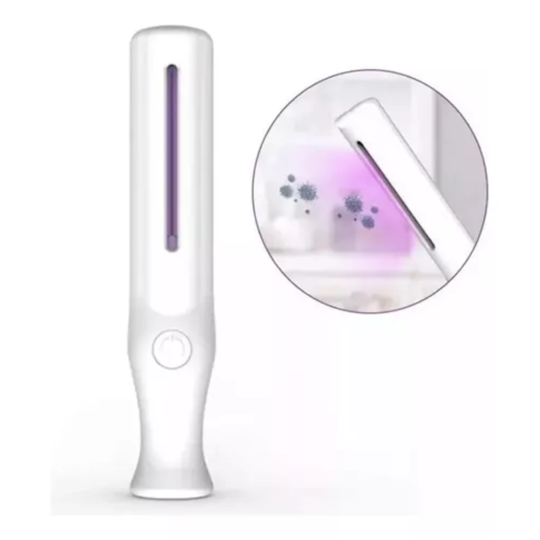 Lámpara UV portátil de desinfección blanca con botón de encendido y luz ultravioleta visible, mostrando su uso contra gérmenes.