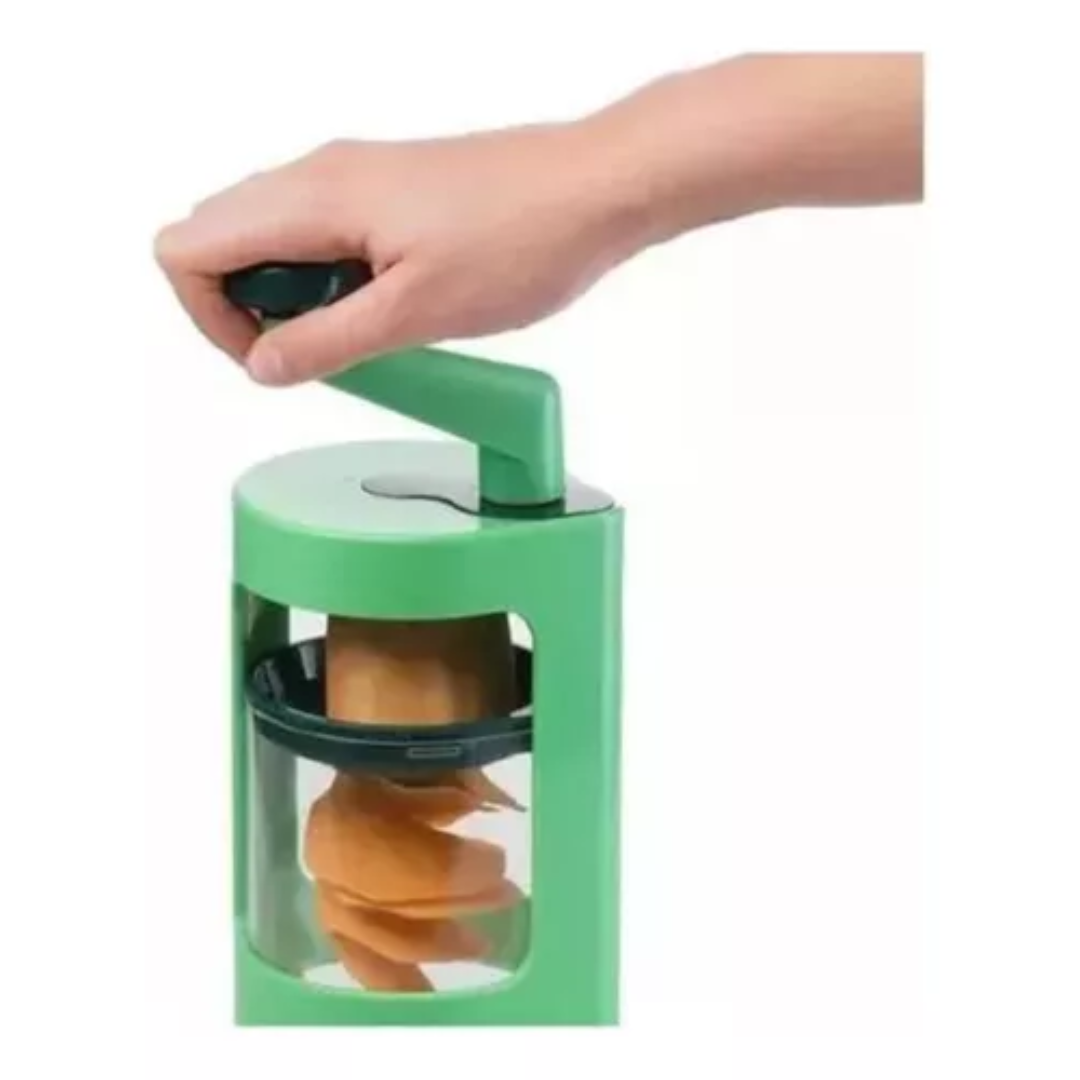 Espiralizador manual de verduras color verde con manivela superior, cortando un vegetal en láminas en espiral dentro de su recipiente transparente.