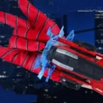 Guante rojo con patrón negro de Spider-Man con lanzador de plástico negro y rojo acoplado al antebrazo, mostrando efectos de telaraña azul.