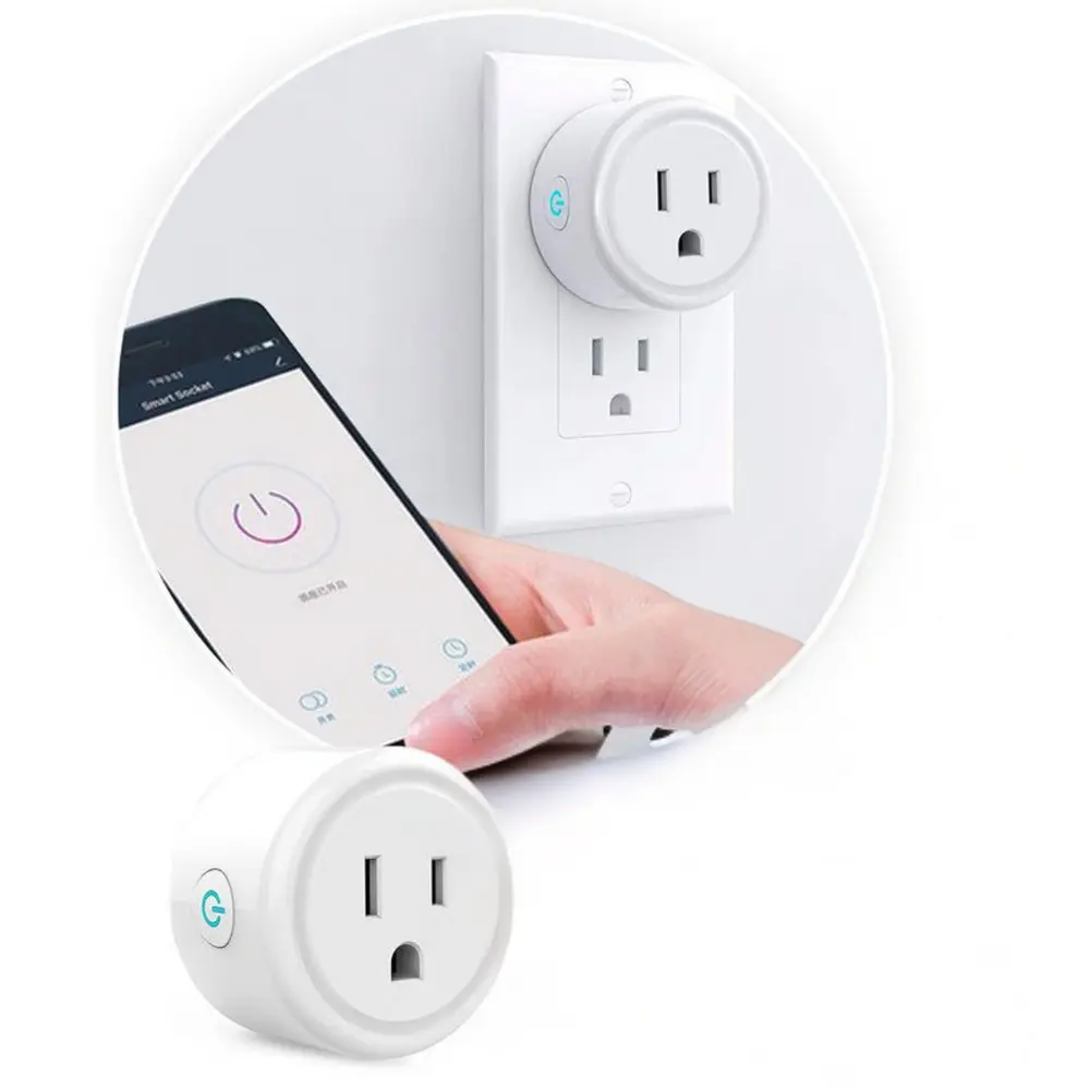 Adaptador inteligente blanco circular con botón azul, conectado a un tomacorriente y controlado remotamente mediante una aplicación móvil.