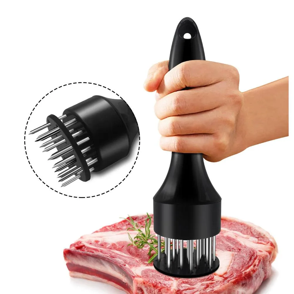 Ablandador de carne manual negro con mango ergonómico y base de acero inoxidable, usado para perforar un corte de res crudo con detalle de sus agujas.
