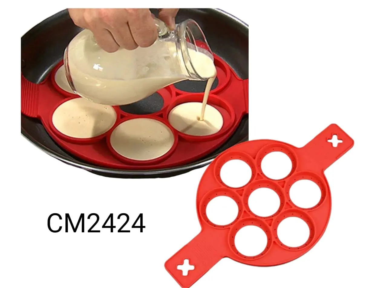 Molde de silicona rojo con siete cavidades circulares para cocinar pancakes o huevos, mostrado en uso sobre un sartén y como pieza independiente.