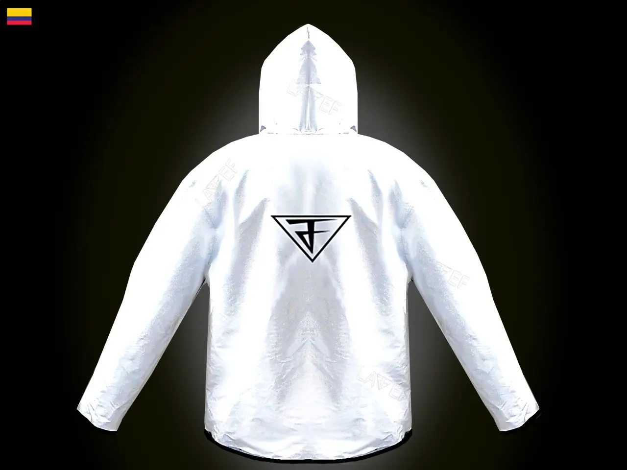 Vista posterior de chaqueta cortavientos blanca reflectiva con capucha y logo triangular negro en la espalda.