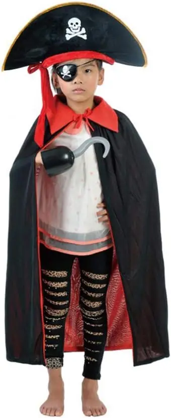 Niña disfrazada de pirata con sombrero de gamusa negro con calavera, capa negra y roja, parche y gancho.