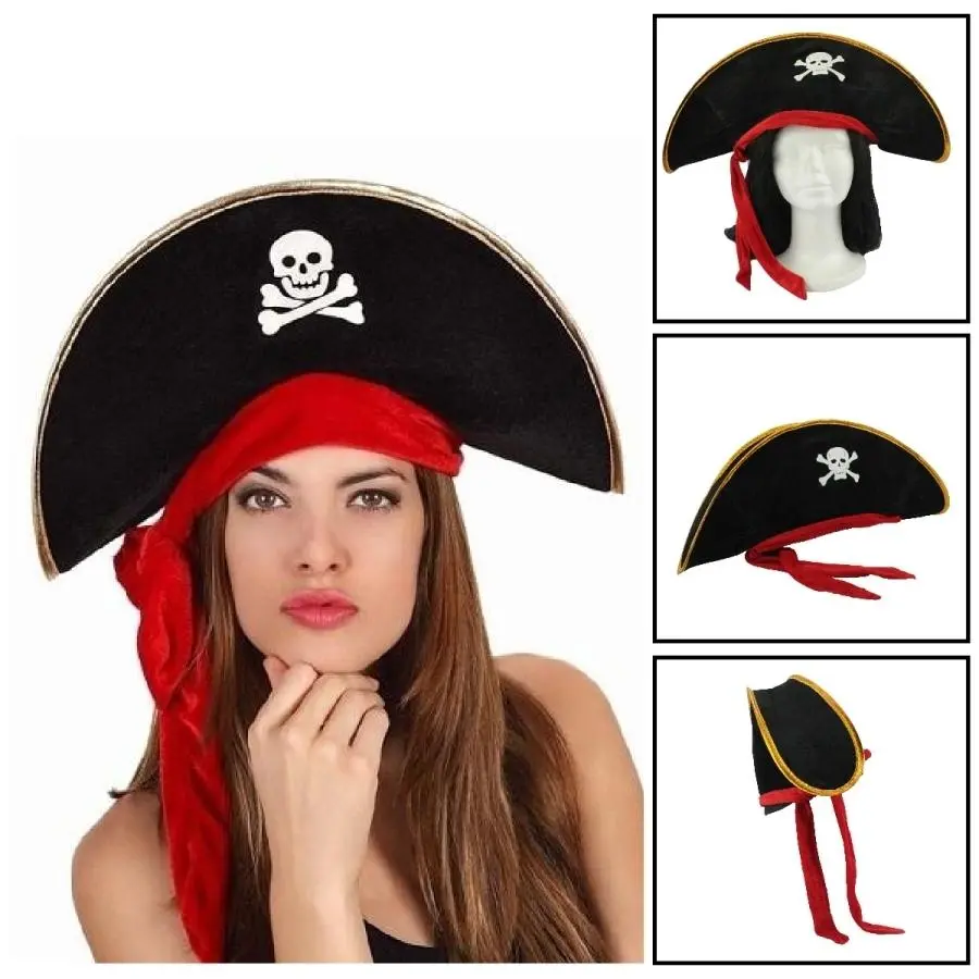 Sombrero de pirata de gamusa negra con calavera blanca, borde dorado y cinta roja lateral, mostrado en mujer y tres vistas del accesorio.